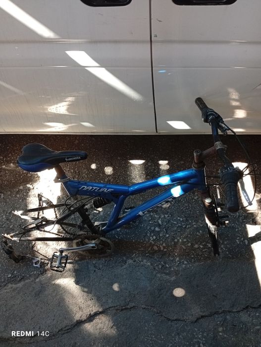 Bicicletas a andar e para restaurar