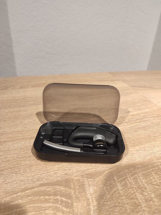 Bluetooth-гарнітуру Plantronics Voyager Legend у зарядному футлярі