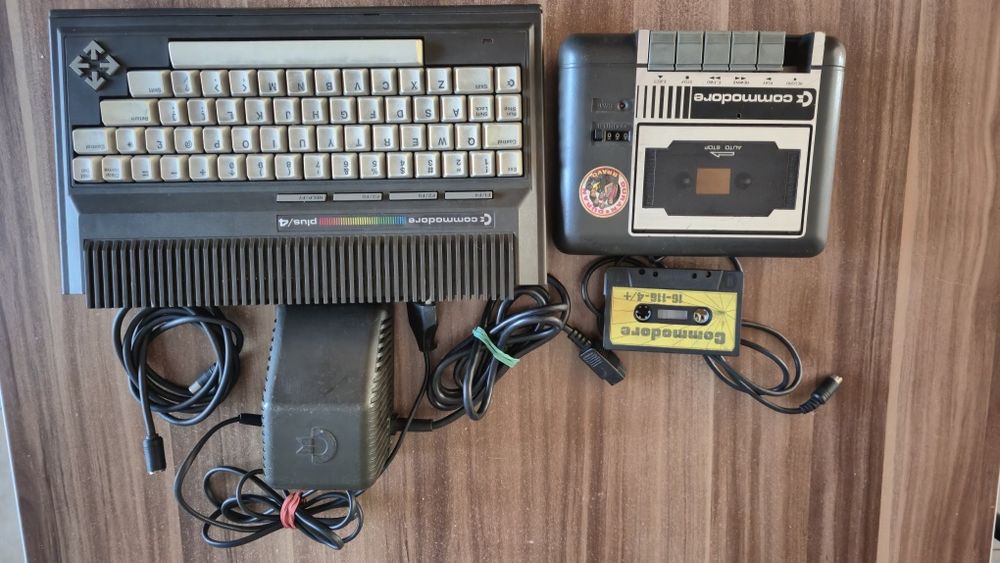 Commodore Plus/4 – Zestaw Retro: Komputer + Magnetofon + Zasilacz