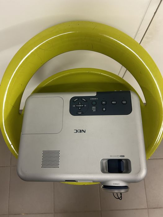 Projetor NEC com cabo