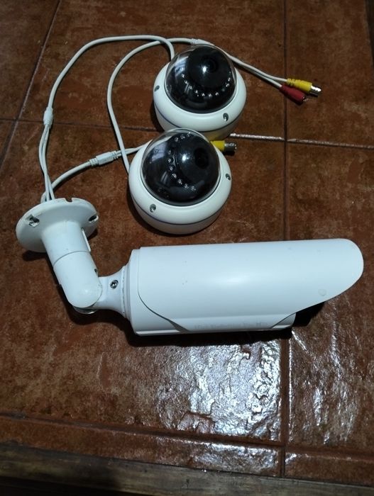Vendo 3 câmeras de vigilância a funcionar