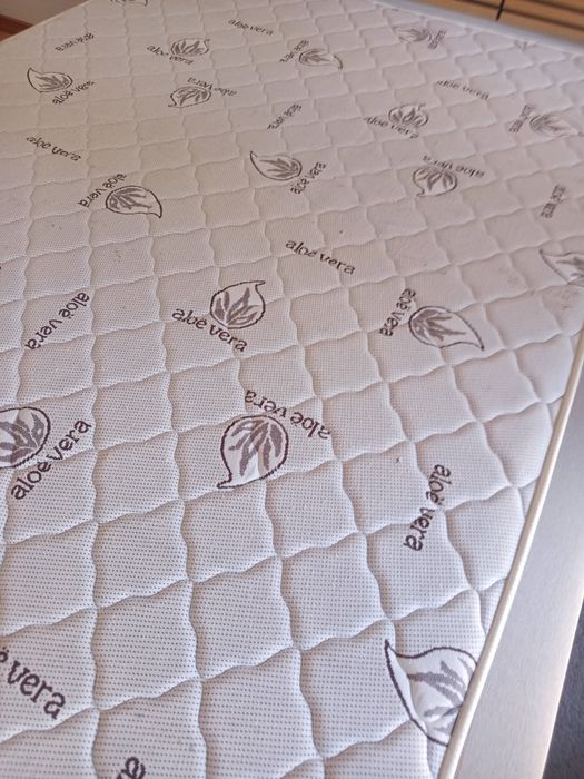 Estrado de cama com pés e colchão