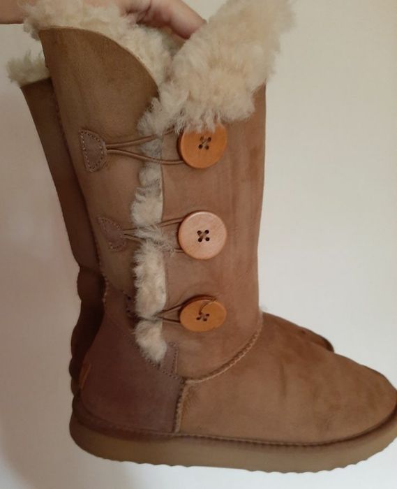 Продам женские UGG на натуральной овчине размер 40