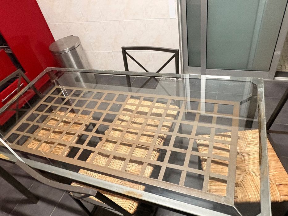 Mesa tampo de vidro com 4 cadeiras