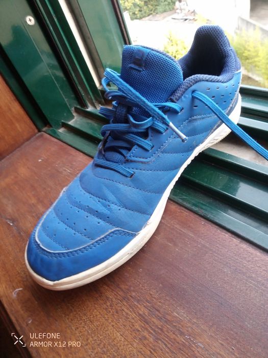 Chuteira futsal azul Tam 38 em ótimo estado de conservação