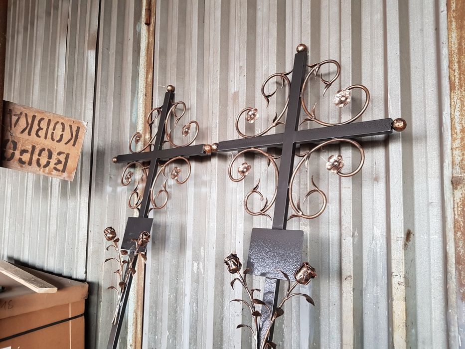 Оградки на кладбище, кованые кресты на могилу ,столы.