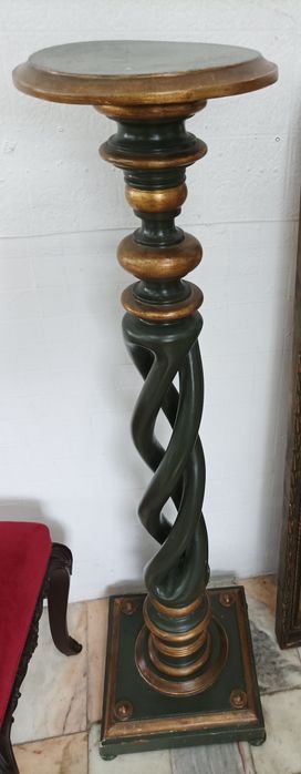 Coluna em Madeira, pintada