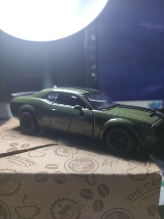 Продам модельку Dodge Challenger SRT 1:44