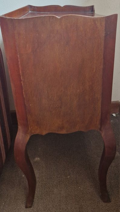 Mesa de Cabeceira Antiga / Vintage em Madeira (Estilo Clássico)