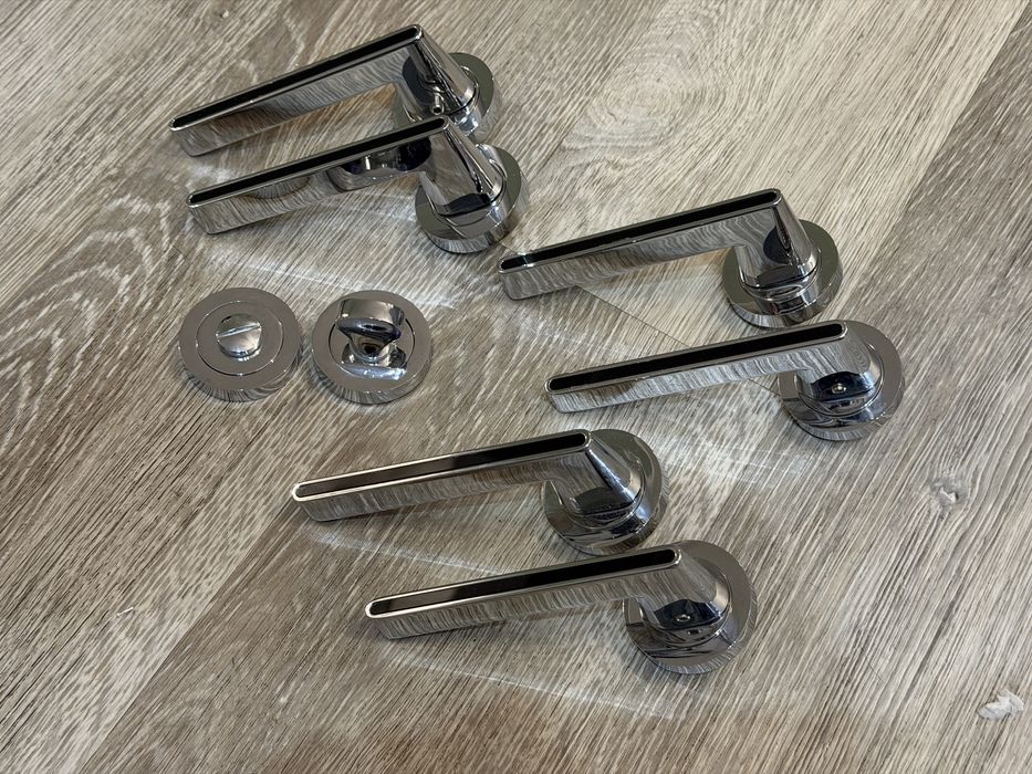 Zestaw używanych klamek drzwiowych