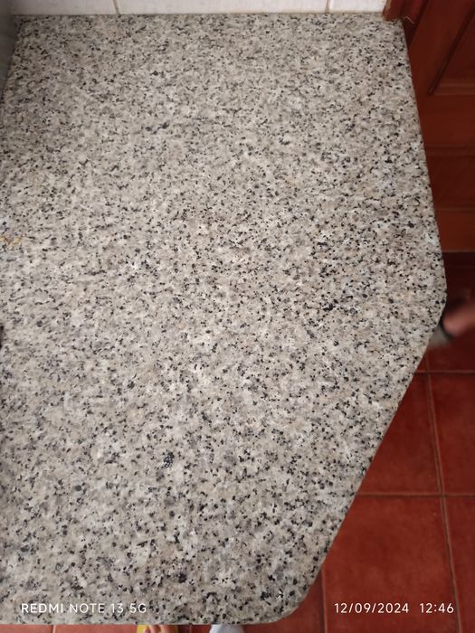 Bancada de cozinha em granito Pedras Salgadas de 3×65×265 cm