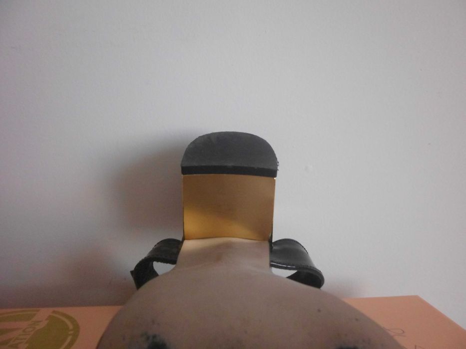 sandálias como novas cor preta e dourada para senhora