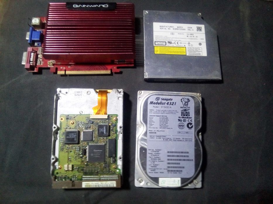 Продам  телевизор чорнобелый. Шарп фед музыку