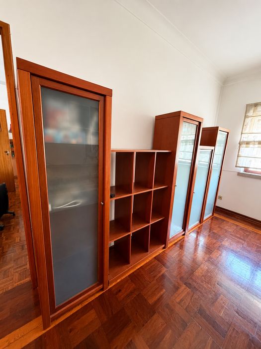 Conjunto de Mobiliário de Escritório – Estantes e Vitrine