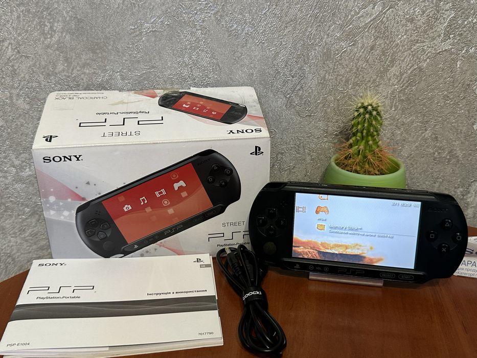 PSP Street E1008 Як Нова Повний Комплект