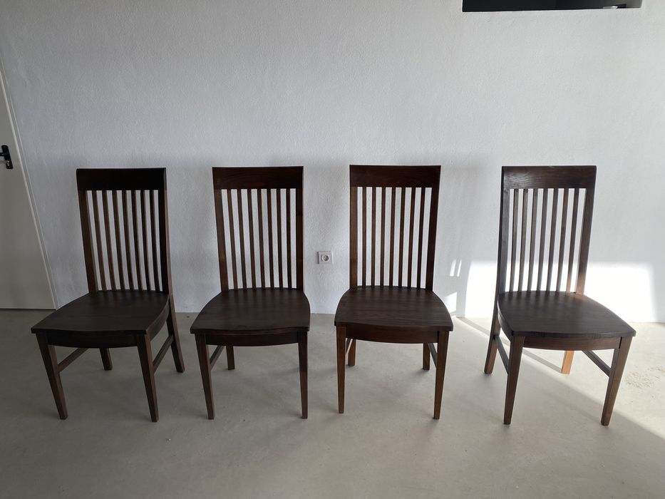 Mesa de madeira e 4 cadeiras