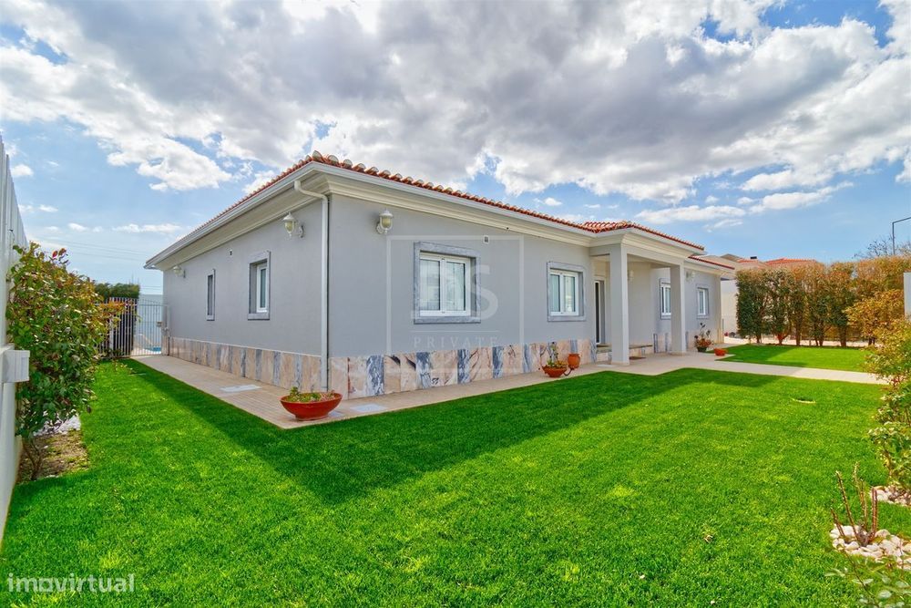 Moradia T4 Térrea com Jardim e Piscina | Quinta do Anjo – Palmela