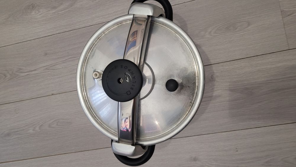 Panela de pressão Sirampos em bom estado.