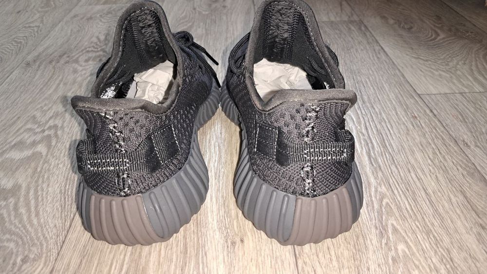Кросівки Yeezy Boost дуже високої якості! 
Розмір по устілці 24.5см.