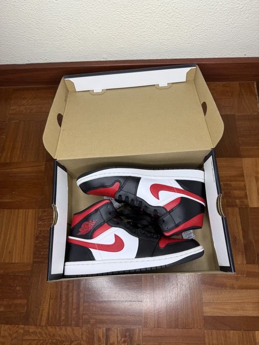 Jordan 1 Mid red