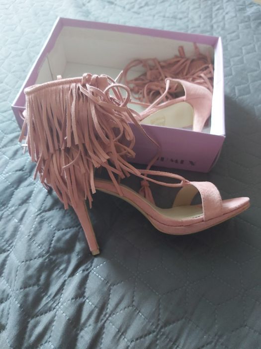 Sandały wiązane za kostkę