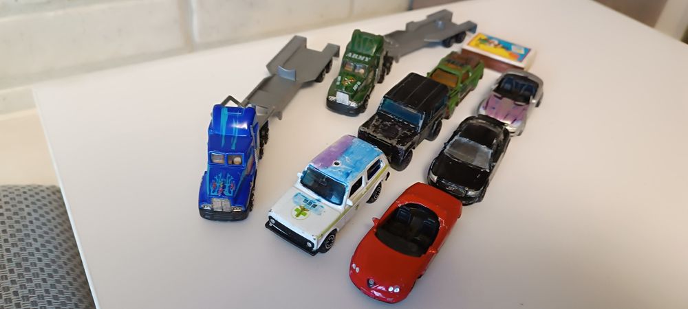 Модельки машинок маленькие.