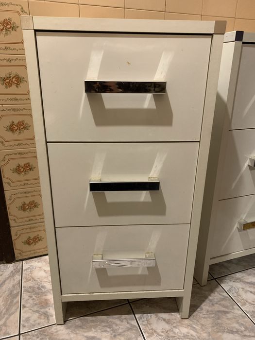 Szafka łazienkowa ubikacja WC reczniki kosmetyki