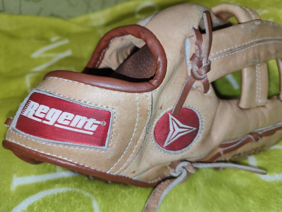 Бейсбольная перчатка Regent