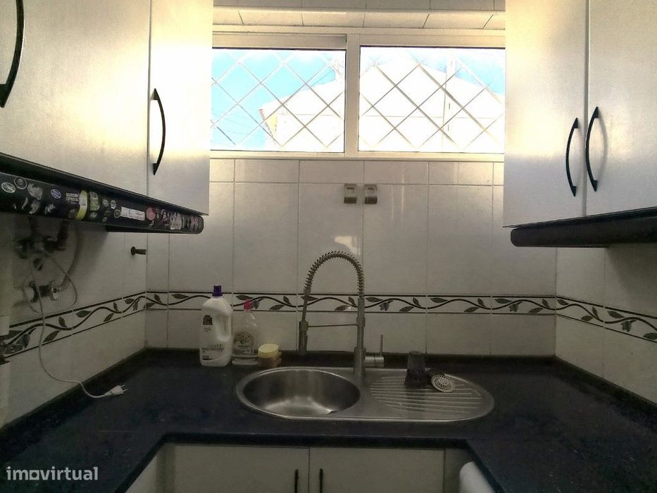 Apartamento T2, no rés do chão, no Centro de Alvide, em Cascais.