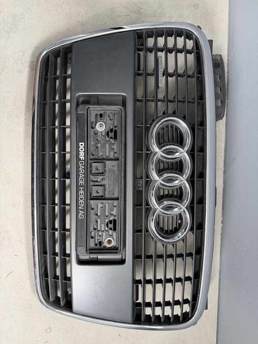 Решітка радіатора Audi A4 B7