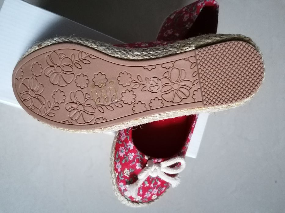NOWE balerinki r. 32. Materialne na gumowej podeszwie typu espadryle.