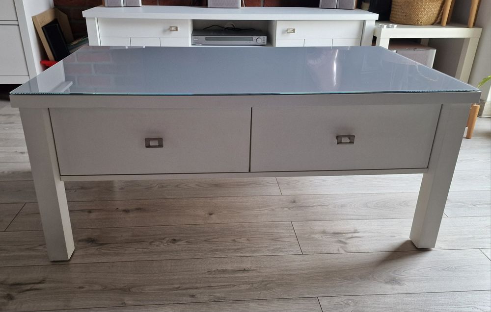 Sprzedam drewniany, biały stolik