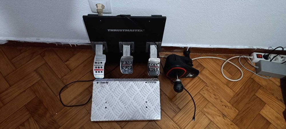 Volante Thrustmaster T300 RS + Pedais T3PA + Caixa de velocidades TH8A