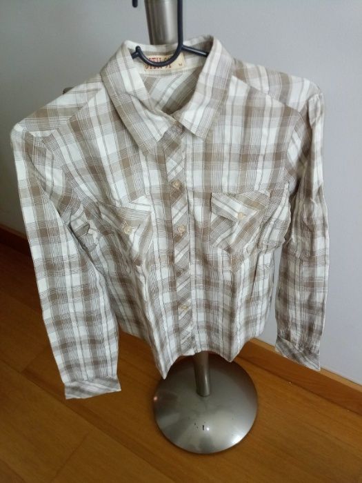 Várias camisas em bom estado