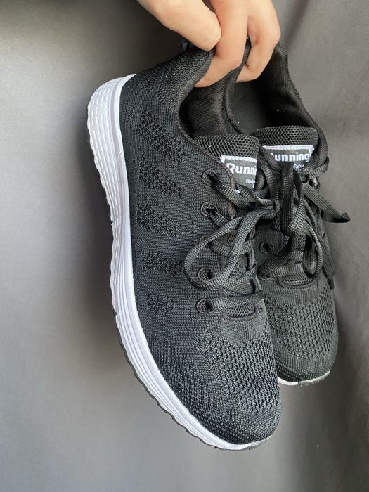 Кросівки жіночі