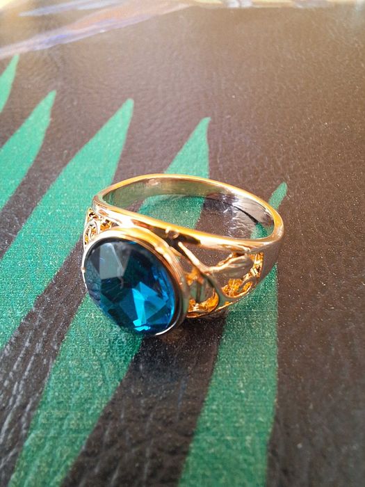 Śliczny pierścionek z niebieskim oczkiem rozm. 7