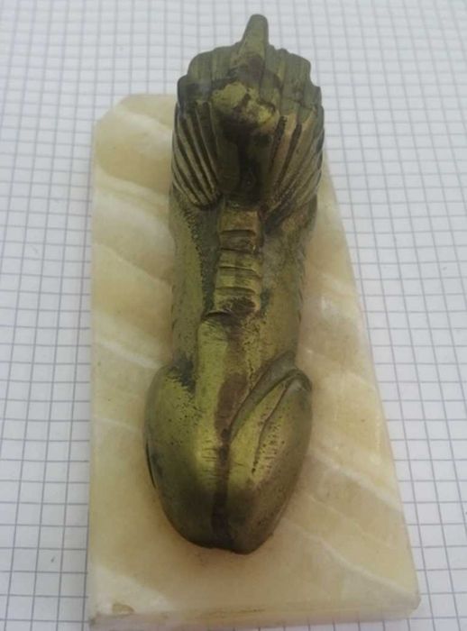 Сувенір металевий лев чи сфінкс на камені онікс