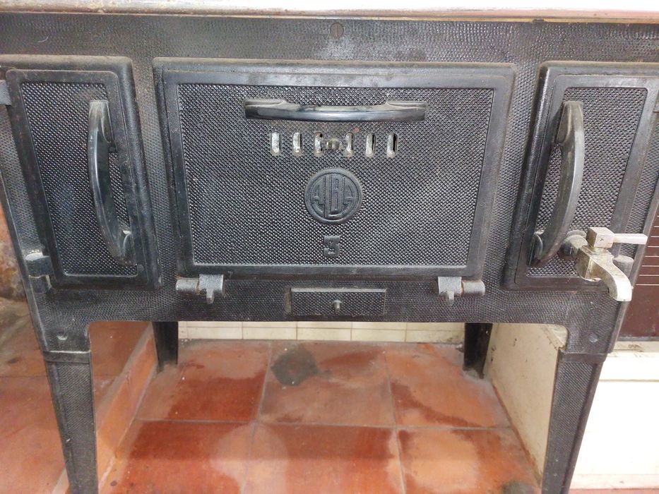 Mobilias de Boa Qualidade (Madeira sem MDF)..