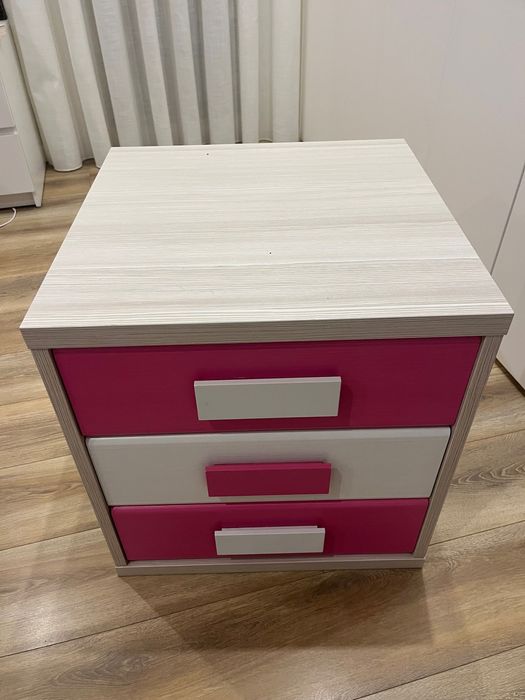 Cama solteiro, colchão e mesa de cabeceira