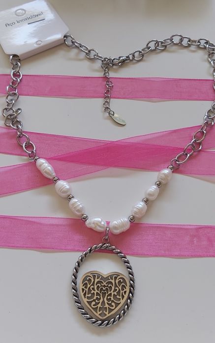 Colar prateado, em aço, com coração e pérolas naturais