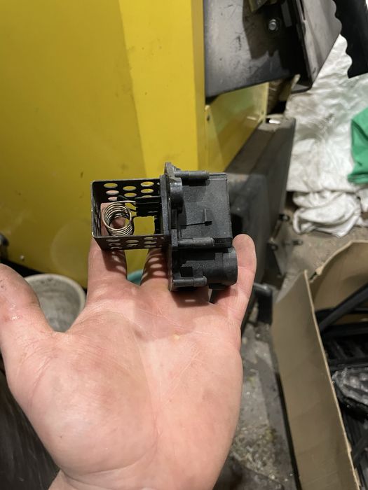 Реостат резистор реле вентилятора Peugeot 307 Citroen C4 9658508980