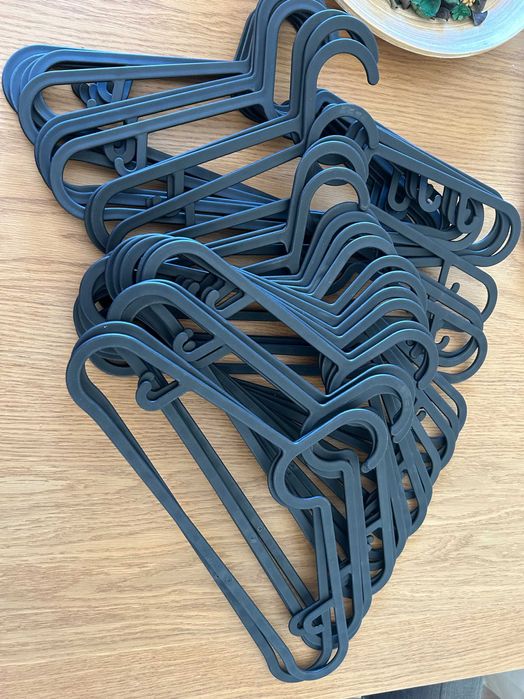 cabides Ikea de bambu/plástico preto e cesto de bambu