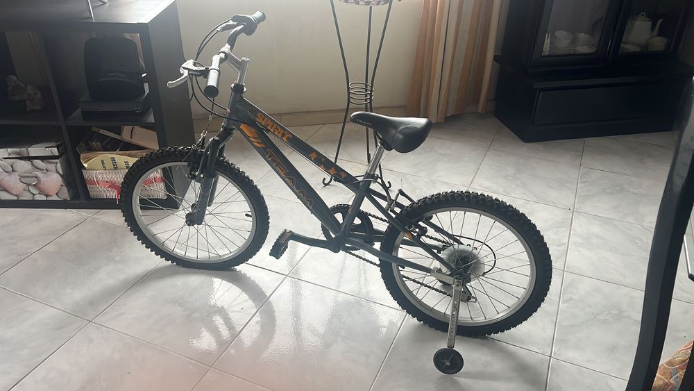 Bicicleta infantil com rodas de apoio como nova