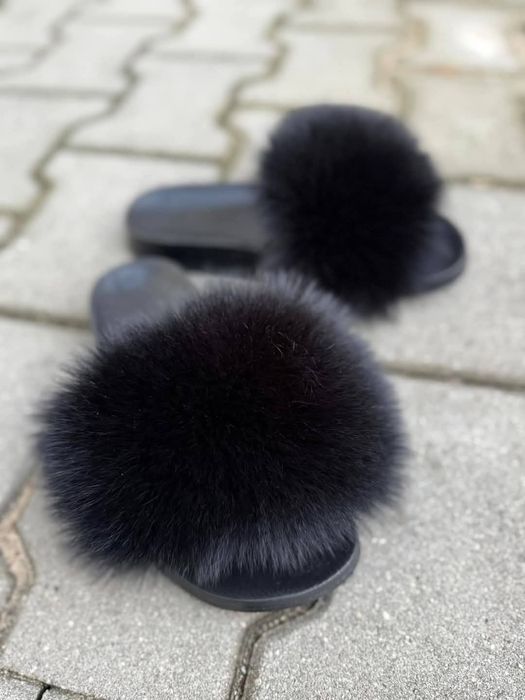 Piękne klapki z naturalnym futerkiem jenot czarne
