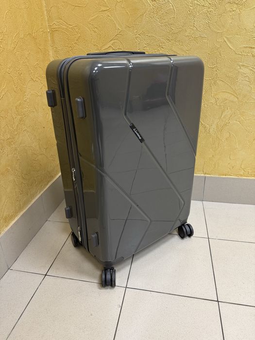 Валіза вмістка розміру L  на колесах з кодовим замком графітова міцна
