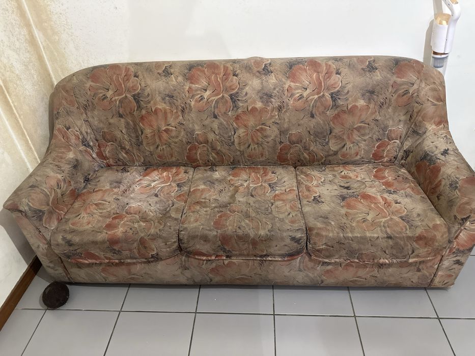 Sofá castanho com 3 lugares