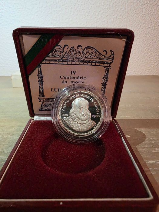 Moeda Comemorativa Proof em Prata 925 – IV Centenário da Morte de Luís de Camões – 1000 Escudos – INCM
