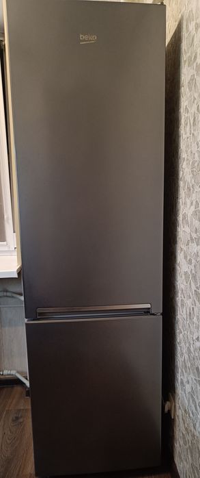 Двухкамерный холодильник Beко в идеальном состоянии.
