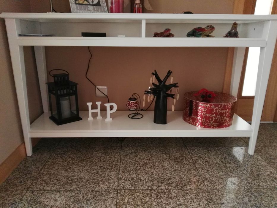 Consola branca, 133x75x37