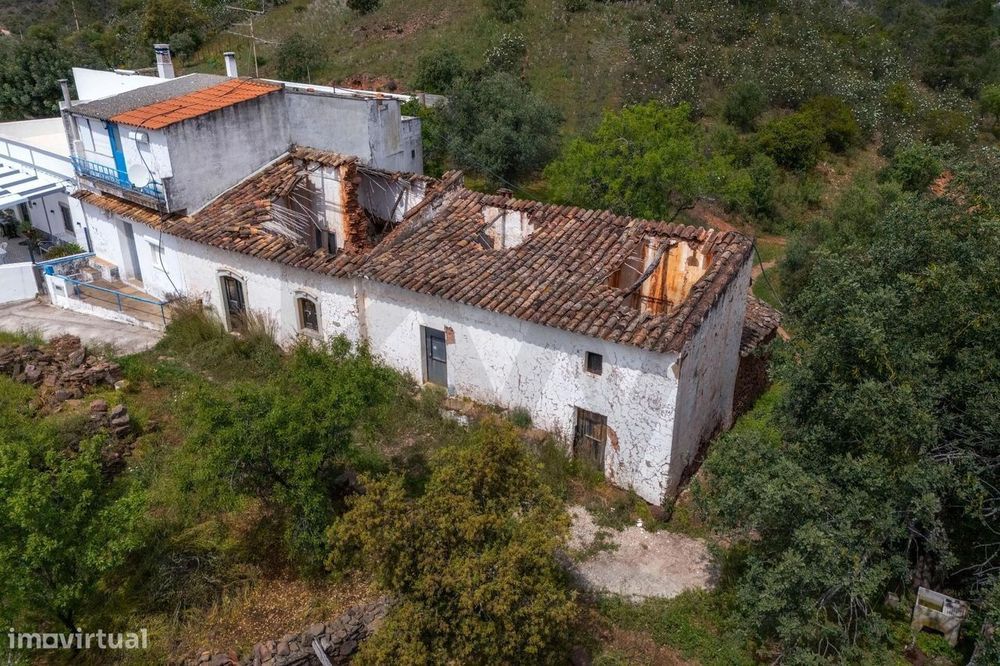 Oportunidade Única em Querença – Duas Ruínas com Terreno e Vista Desaf